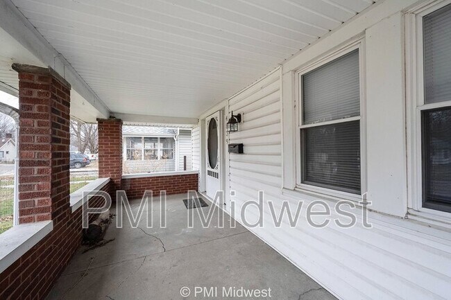 Building Photo - 4839 Rosslyn Ave