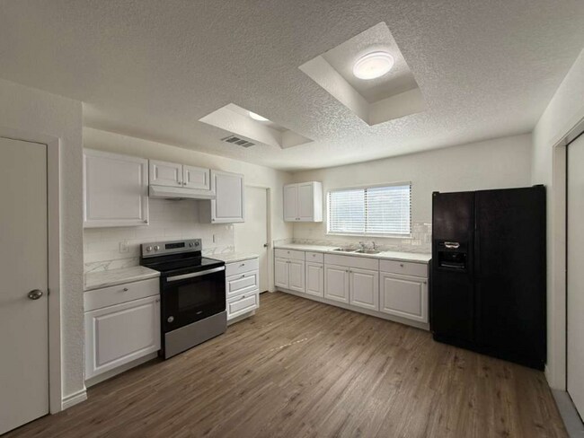 Building Photo - 4455 Sherwood Way