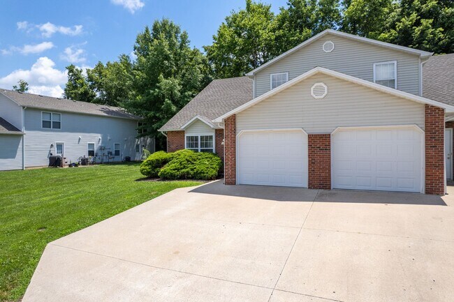 Building Photo - 304-306-306 Dads Way