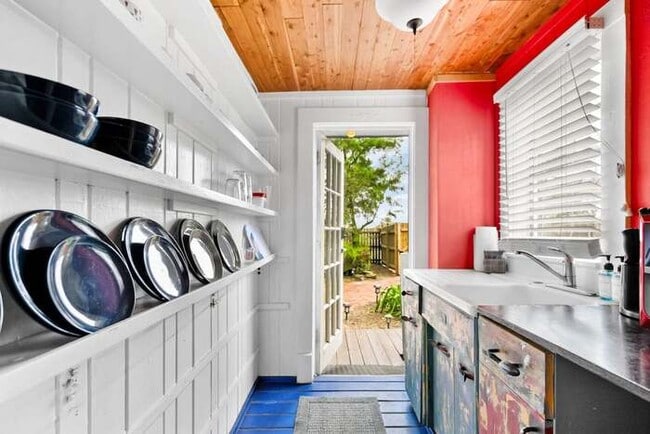 Building Photo - Mermaid Downstairs