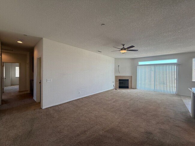 Foto del edificio - Palmdale 4 Bedroom + 2 Bath