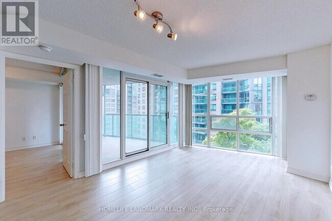 Building Photo - 30 Grand Trunk Crescent