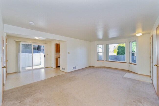 Foto del edificio - Everett Duplex - 3 bedrooms