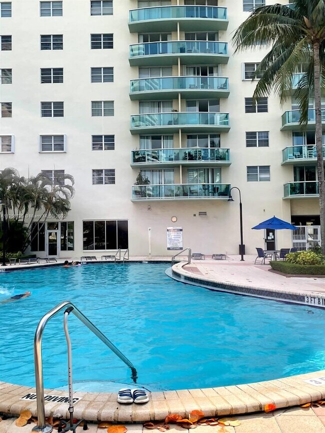 Foto del edificio - 19390 Collins Ave