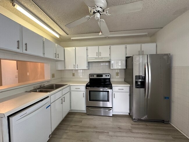 Building Photo - 1024 S Independence Dr