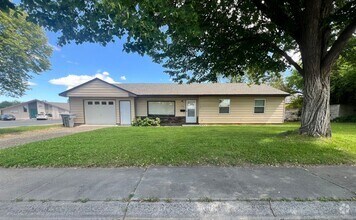 Building Photo - 634 Basswood Ave