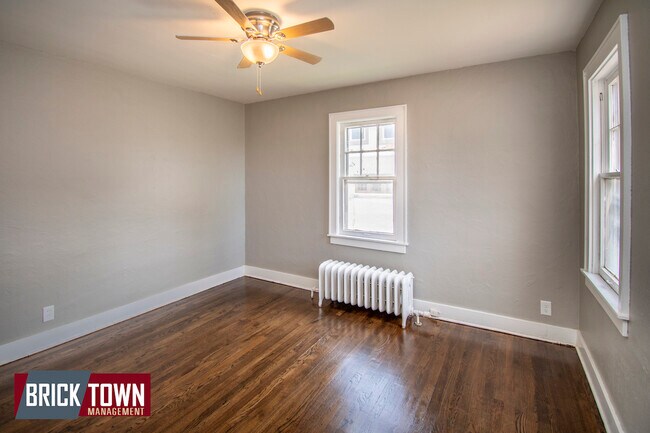 Building Photo - 4915 Davenport St