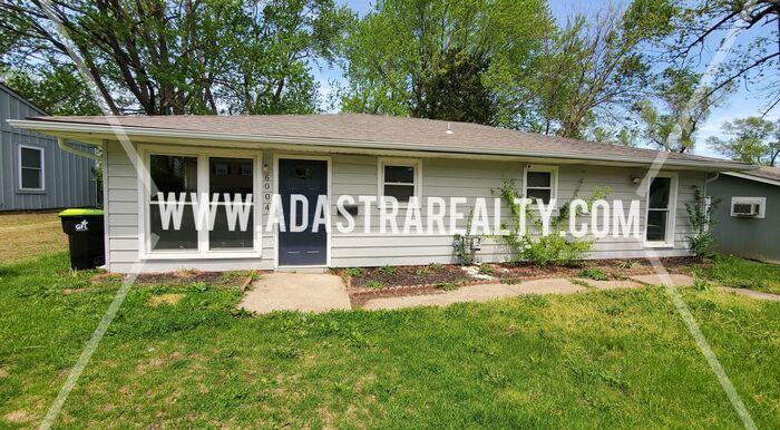 Primary Photo - 4 Bedroom Ranch Home in Grandview-Coming S...