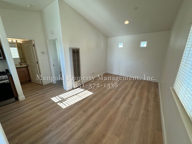 Building Photo - Beautiful 1-Bed 1-Bath Above Garage Apartm...
