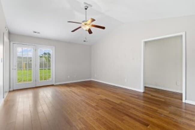 Building Photo - Convenience Meets Comfort in This Charming Home