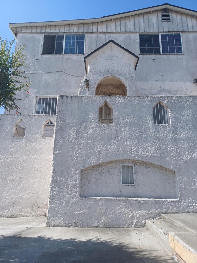 Foto del edificio - 2422 E 7th St