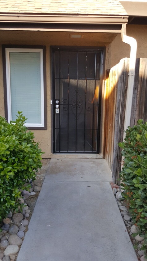 Primary Photo - 2 Bed/1.5 Bath Townhouse