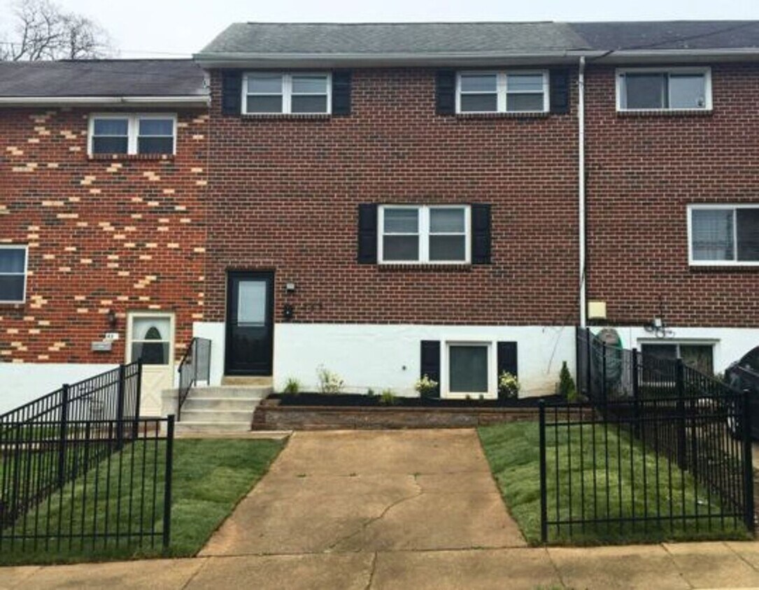 3 Bedroom Renovated Borough Townhome with Fenced Yard & Off-Street Parking – Walk to Downtown Wes... - 3 Bedroom Renovated Borough Townhome with Fenced Yard & Off-Street Parking – Walk to Downtown Wes...