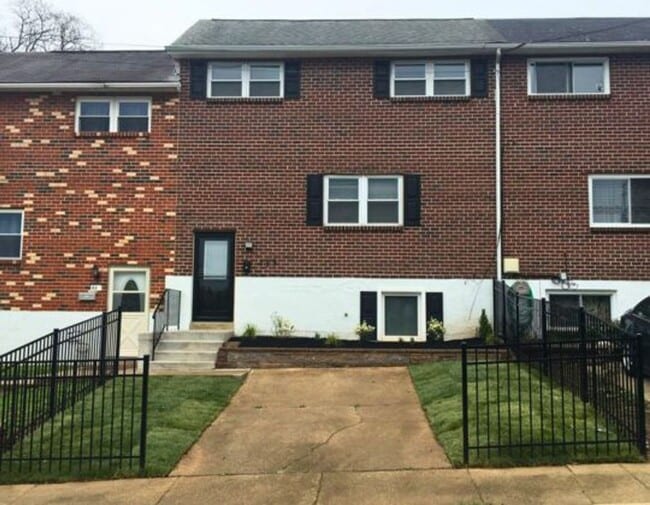 3 Bedroom Renovated Borough Townhome with Fenced Yard & Off-Street Parking – Walk to Downtown Wes... - 3 Bedroom Renovated Borough Townhome with Fenced Yard & Off-Street Parking – Walk to Downtown Wes...