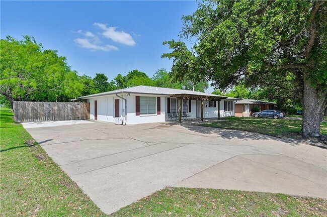 Foto del edificio - AUGUST PRE-LEASE!! 4 bed, 3 bath house on HUGE lot walking distance to Texas A&M!