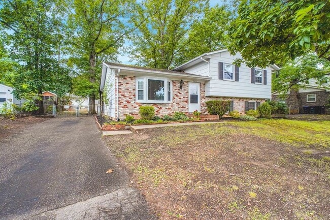 Building Photo - 408 Deerwood Dr