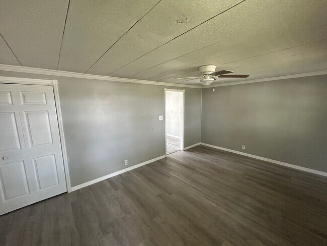 Building Photo - Yorktown 3br