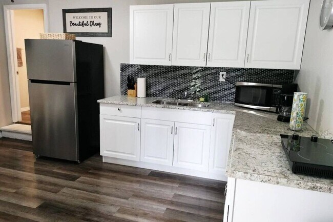 Foto del edificio - 6208 Pinewood Village Cir W