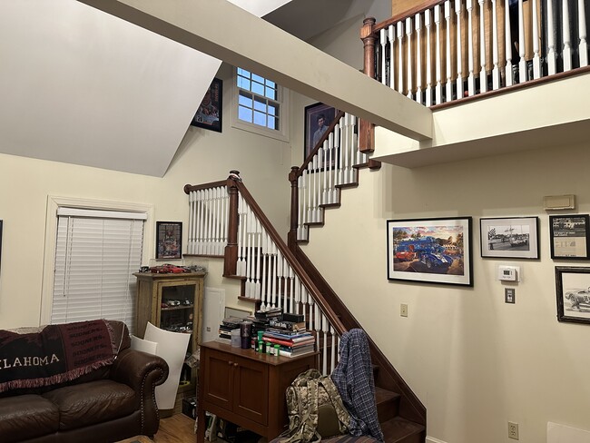 Hermosa escalera de balaustre y husillo - 1203 E 25th St