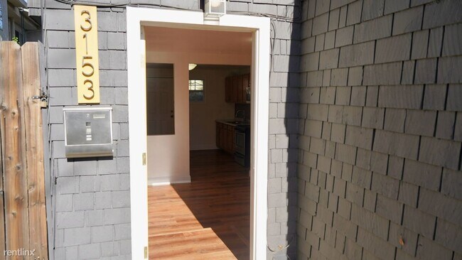 Foto del edificio - 1 br, 1 bath Duplex - 3153 3rd Avenue 3153