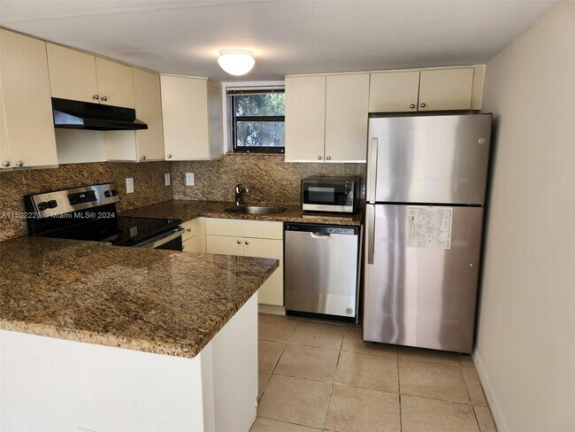Foto del edificio - 8290 Lake Dr