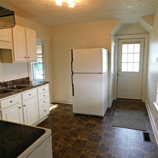 Building Photo - 2161 E Eichel Ave