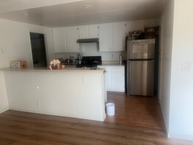 Área de cocina con lavavajillas, estufa/cocina, refrigerador y microondas. - 73 Silcreek Dr