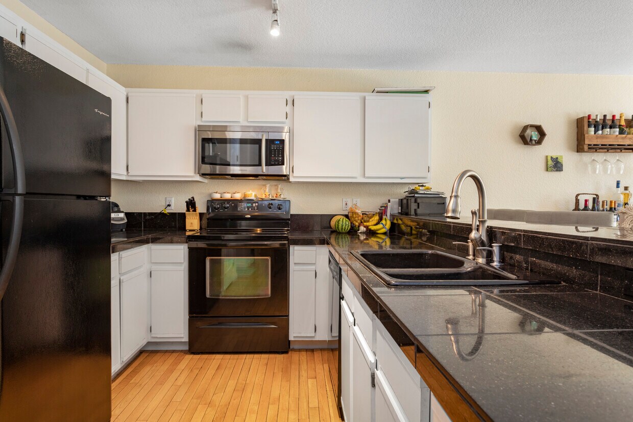 Primary Photo - 205 Hurd Ln