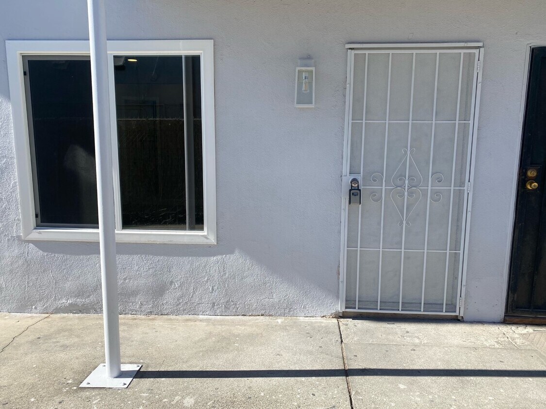Primary Photo - 1057 E Hyde Park Blvd