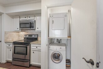 Building Photo - 2800 Jeanetta St