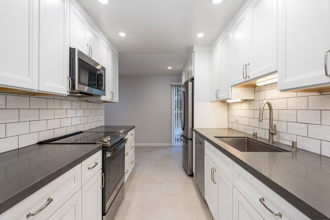 Building Photo - Newley Remodeled Sharon Ridge 3 Bedroom/ 2...