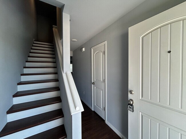Foto del edificio - Townhouse with Garage - Minutes from Downt...