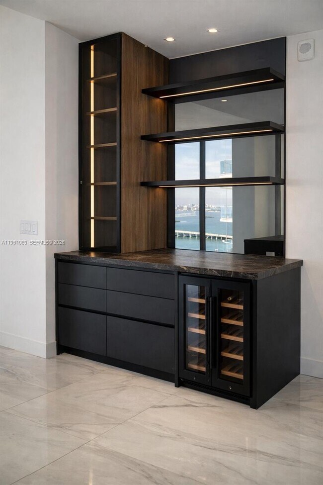 Foto del edificio - 700 NE 24th St