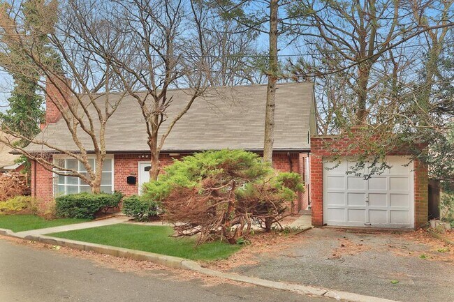 Building Photo - 2730 Edgehill Ave
