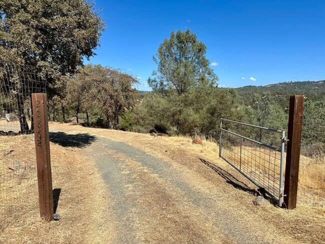 Building Photo - 3 Bedroom 2.5 Bathroom Home on 10 Acres Wi...