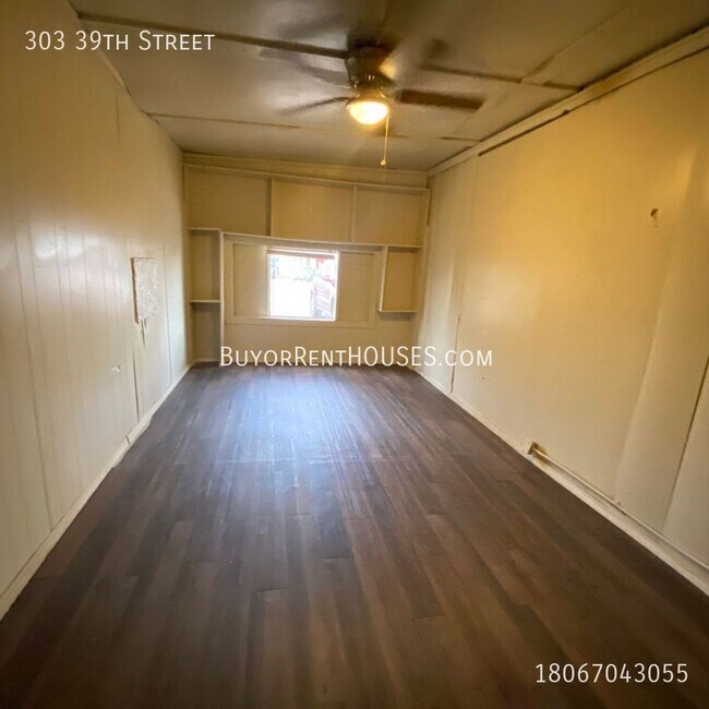 Building Photo - 303 39th St