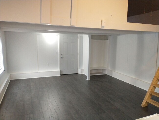 Building Photo - 1015