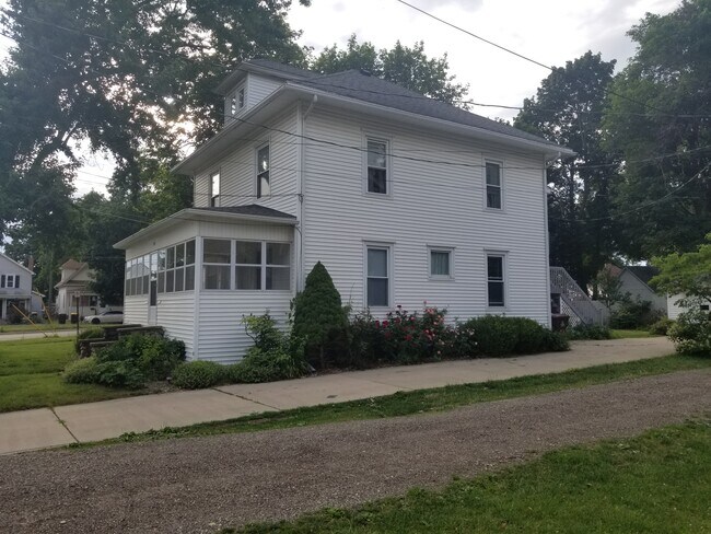 Lado de la entrada de vehículos - 134 W Spruce St