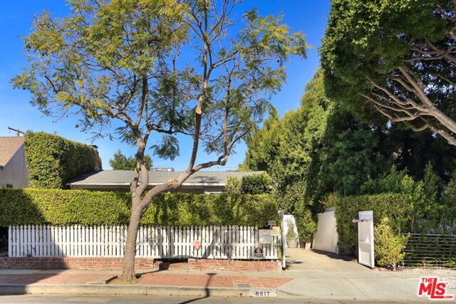 Foto del edificio - 8917 Ashcroft Ave