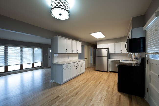 Building Photo - 3 Bedroom Ranch With Modern Updates!!