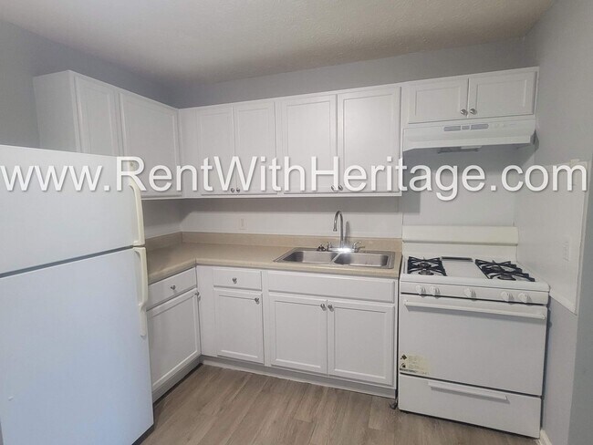 Foto del edificio - GORGEOUS BRICK RANCH / DUPLEX WITH UPGRADES GALLORE/ GREAT LOCATION