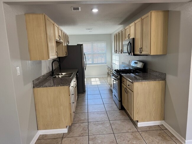 Building Photo - Beautiful 4/2 house in long Beach, MS