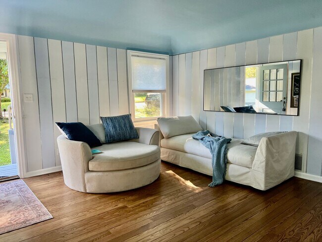 Foto del edificio - Charming Ann Arbor Bungalow with Modern Upgrades & Custom Heated Garage!