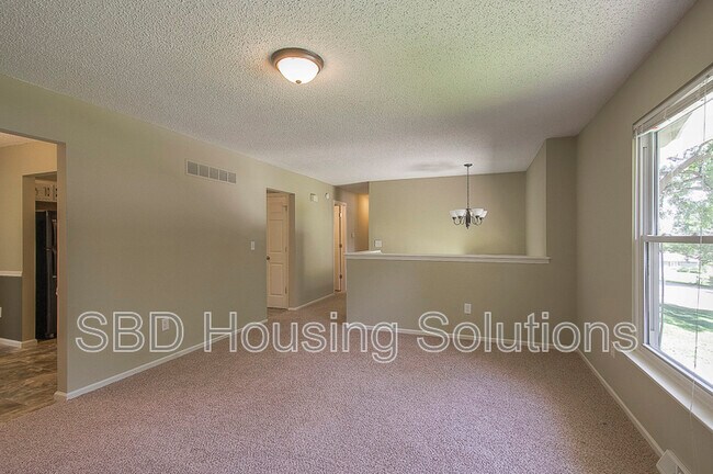 Foto del edificio - 7808 Woodson Rd