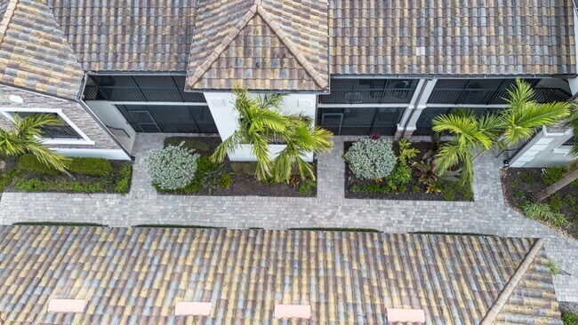 Foto del edificio - Like new 2BR, 2BA garage condo-Lakewood National