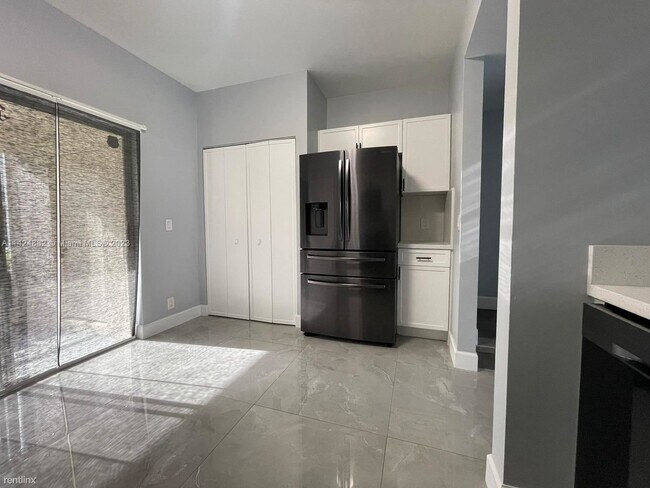 Building Photo - 2 br, 1.5 bath Townhome - 7 Truman Dr