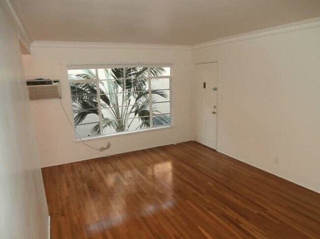 Building Photo - 1025 N San Vicente Blvd