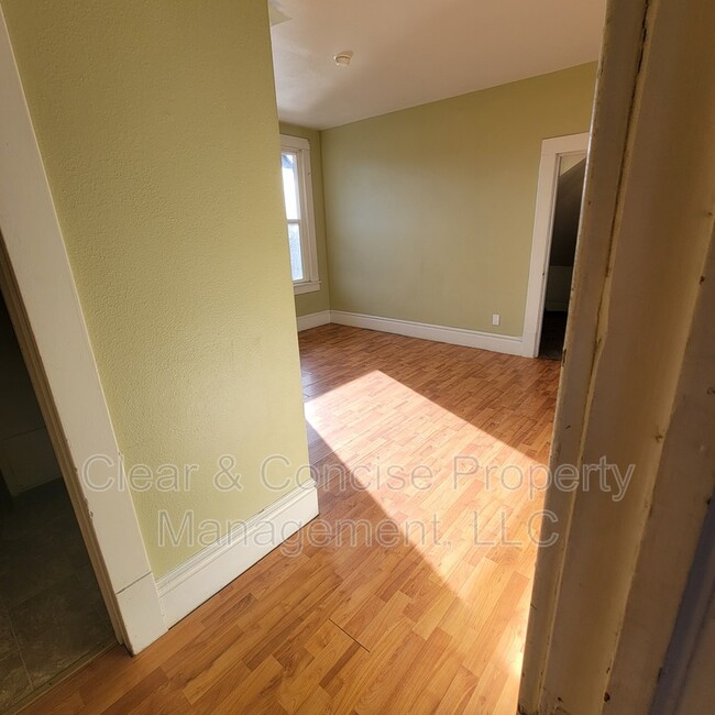 Building Photo - 298 E Oregon Ave