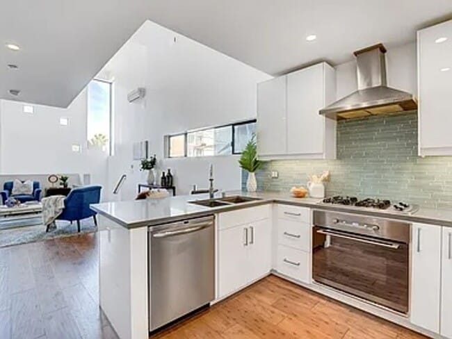 Foto del edificio - RARE Luxurious 3 Bedroom + Office in Hillcrest / Mission Hills