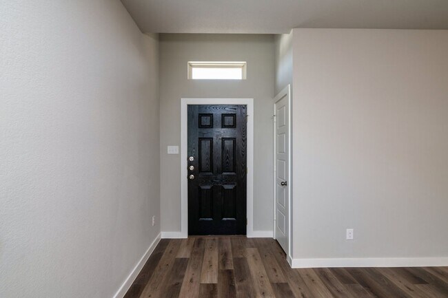 Foto del edificio - 744 Wheatfield Dr